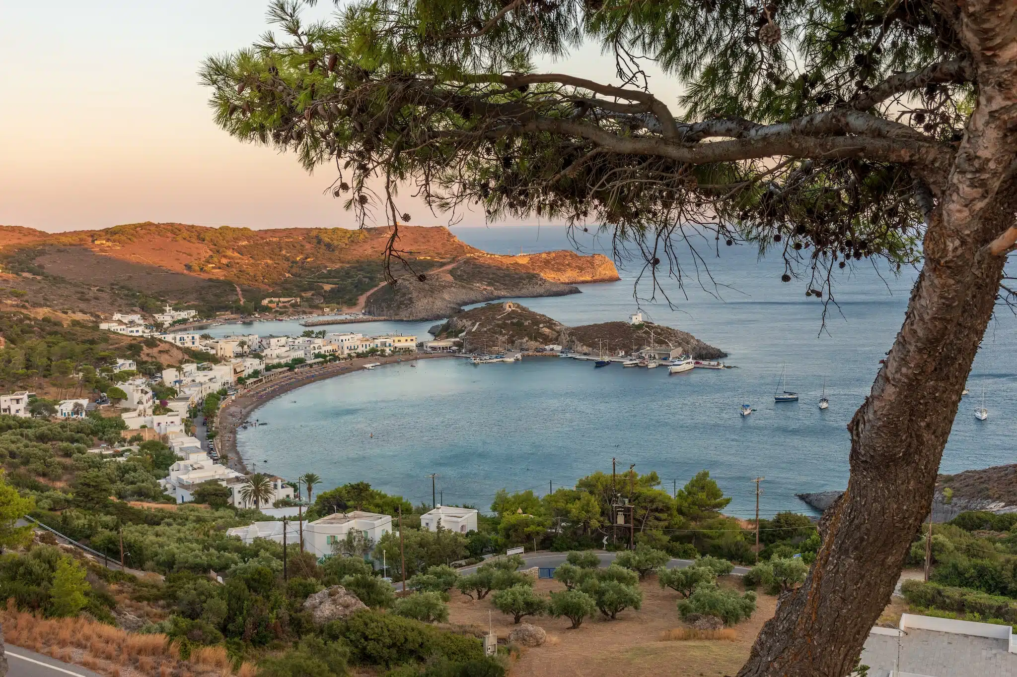 Kythira - Cythère - vue sur le village de Kapsali au coucher du soleil