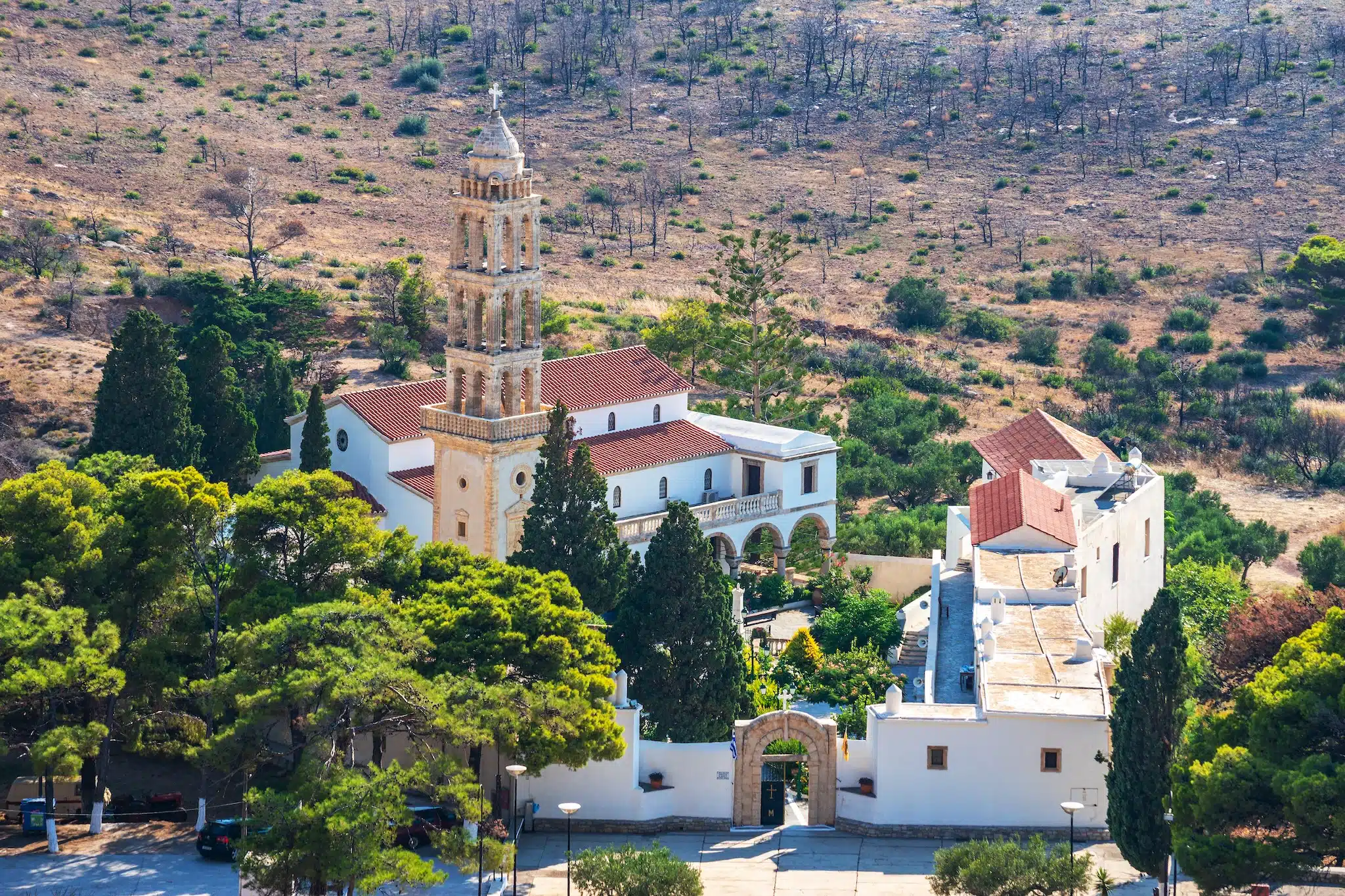 Vue sur le monastère et centre spirituel de Panagia Myrtidiotissa à Cythère. Le sanctuaire est dédié à la Vierge Myrtidiotissa, considérée comme la patronne de Cythère
