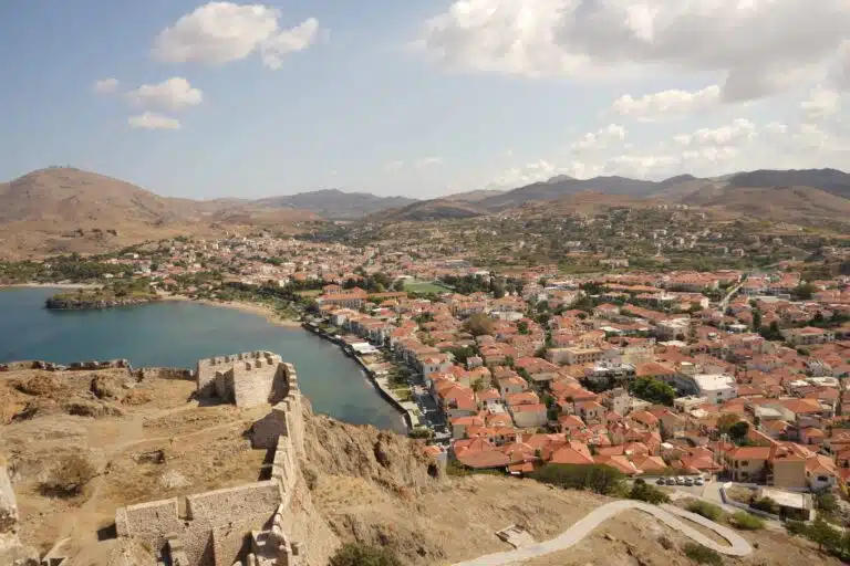 Lemnos ou Limnos : vue panoramique sur Myrina depuis les vestiges de l'ancien château