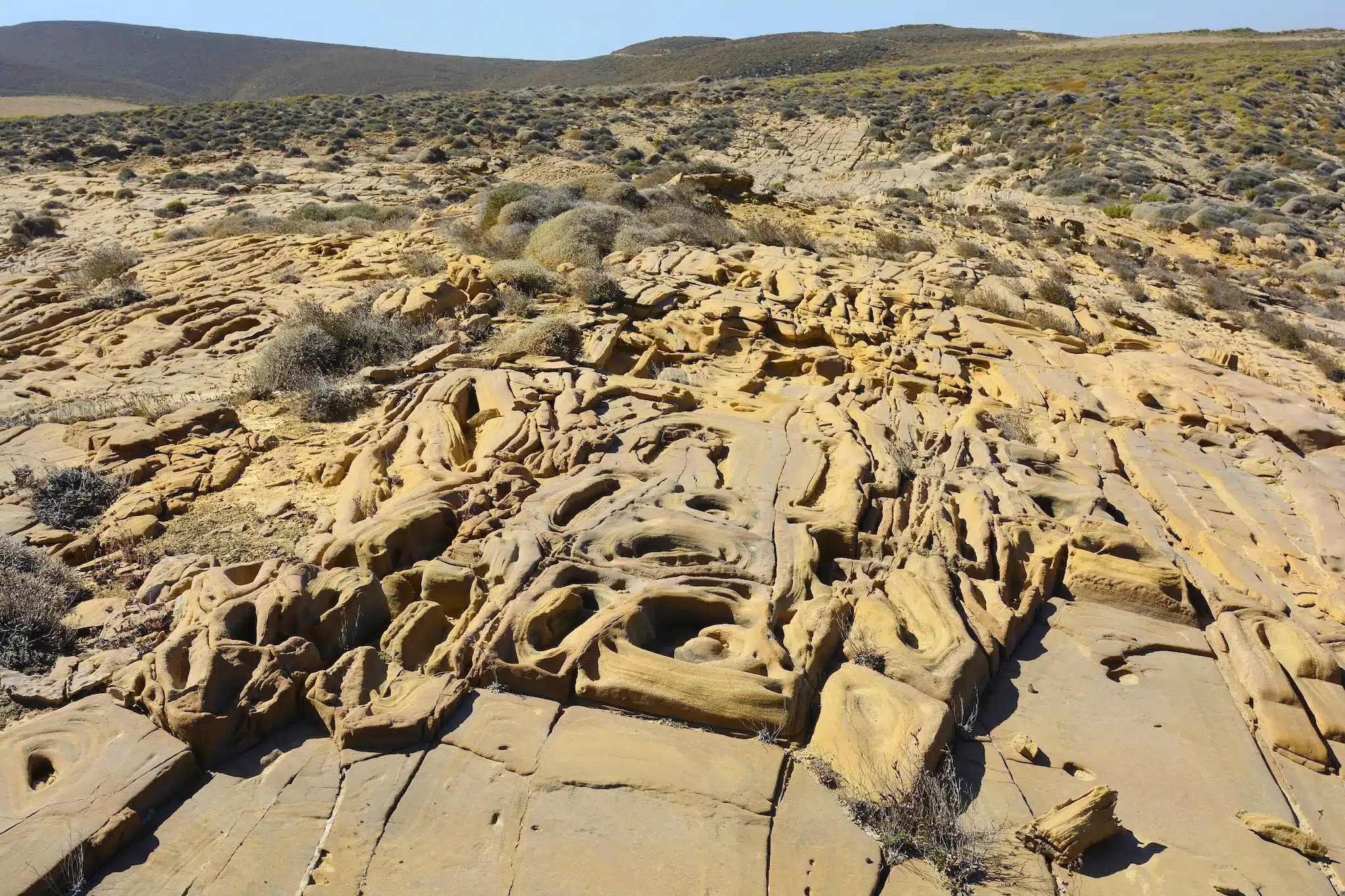 Lemnos - paysage de formations rocheuses volcaniques