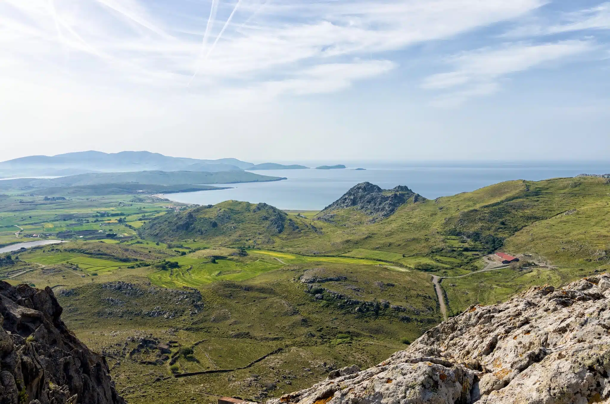 Lemnos dans les iles du nord est de l'égée : panorama sur paysage montagneux au printemps
