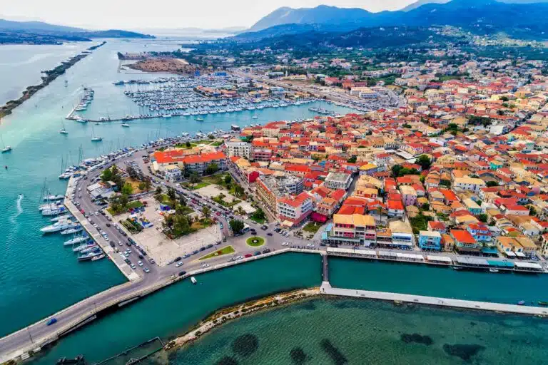 Leucade ou Lefkada dans les îles ionienne : vue aérienne sur la ville et la marina