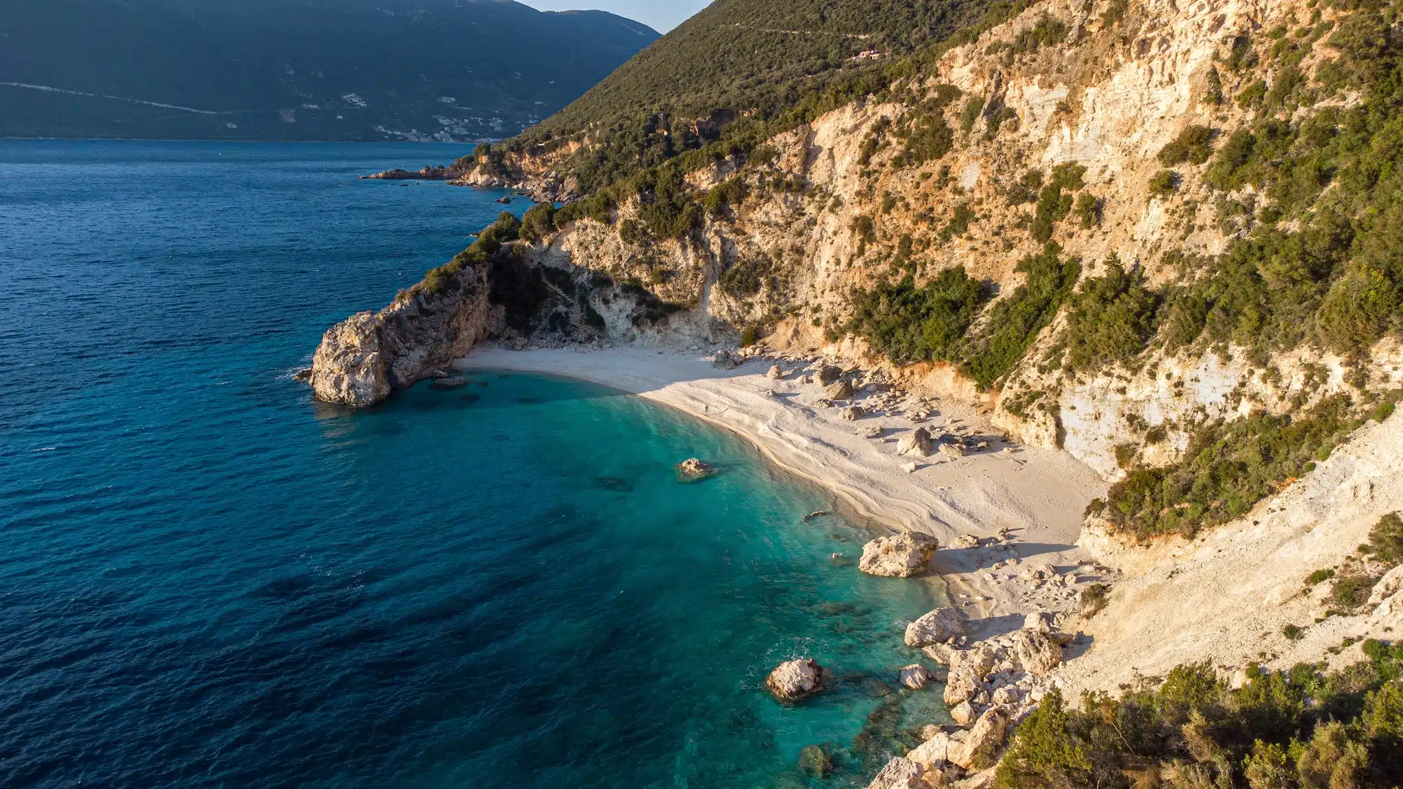 Leucade ou Lefkada dans les îles ionienne : la plage vierge d'Agiofili Beach
