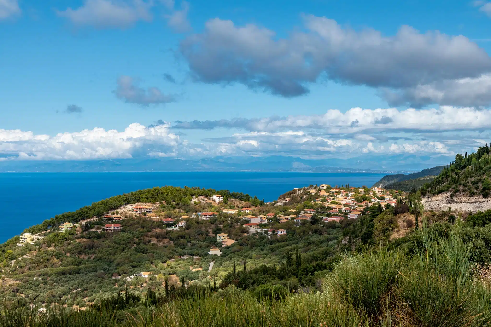 Leucade ou Lefkada dans les îles ionienne : vue sur un village dans l'arrière pays