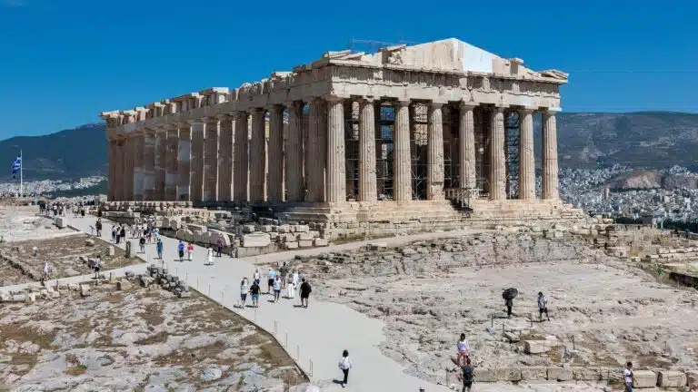 Les visiteurs s'approchent du Parthénon, dont la façade ouest peut désormais être admirée dans son état le plus complet depuis plus de 220 ans, à la suite d'un vaste projet de restauration. Source de la photo : ministère de la Culture