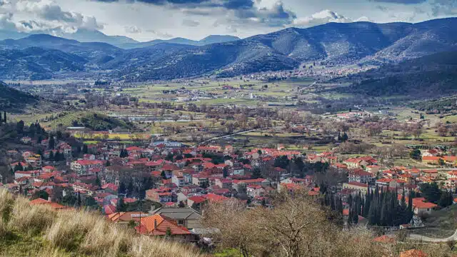 Vue panoramique sur le village de Kalavryta dans le Peloponnèse