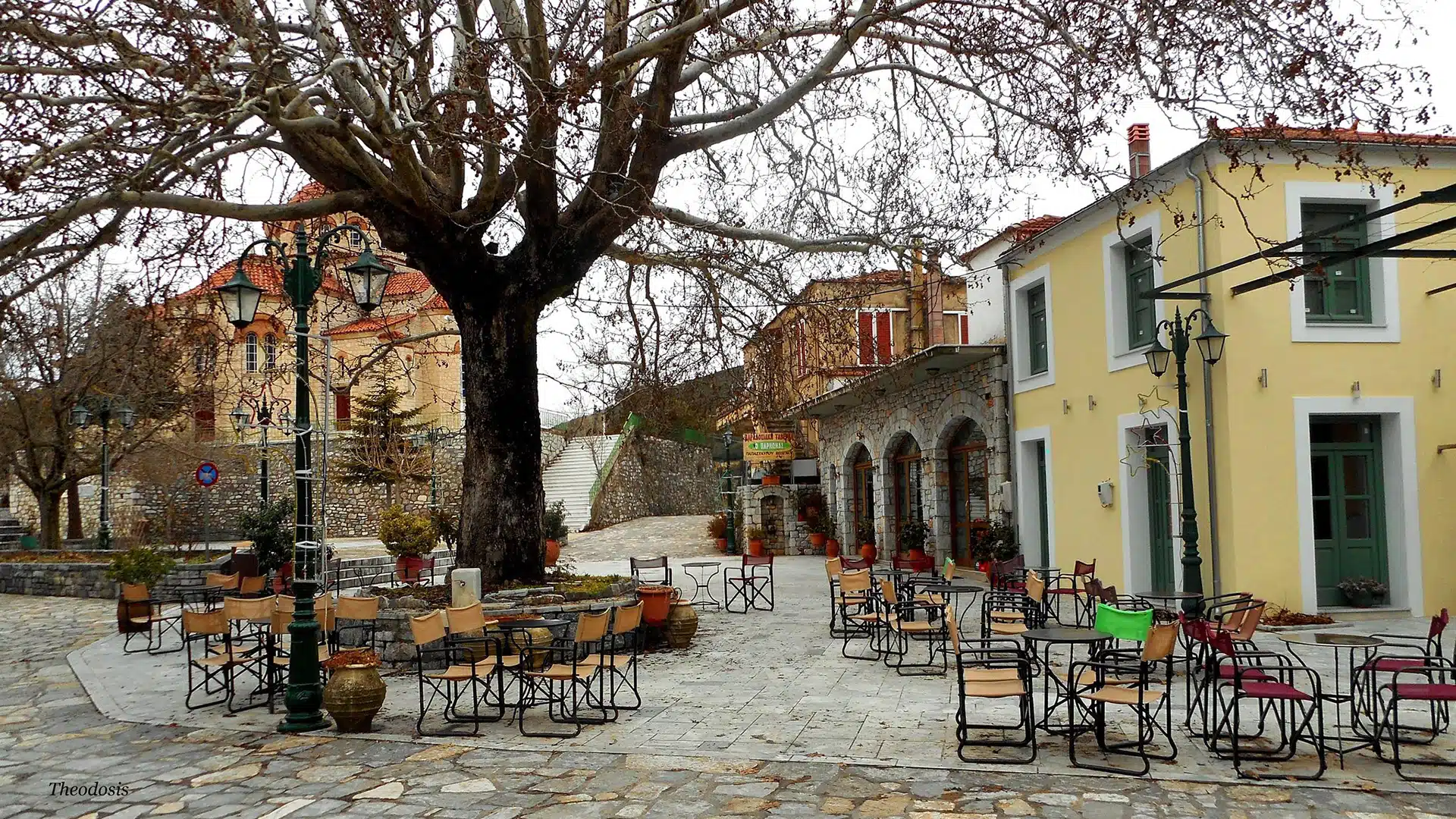 Place centrale de Karyes dans le Peloponnese