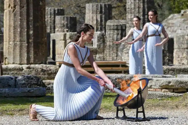 Cérémonie de remise de la flamme olympique pour les Jeux olympiques d'été à l'Olympie antique