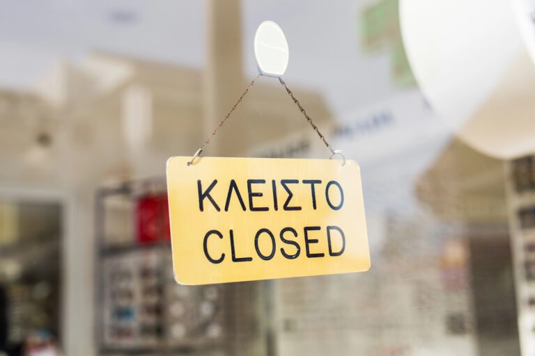 Signe fermé - Klisto sur la devanture d'un magasin grec