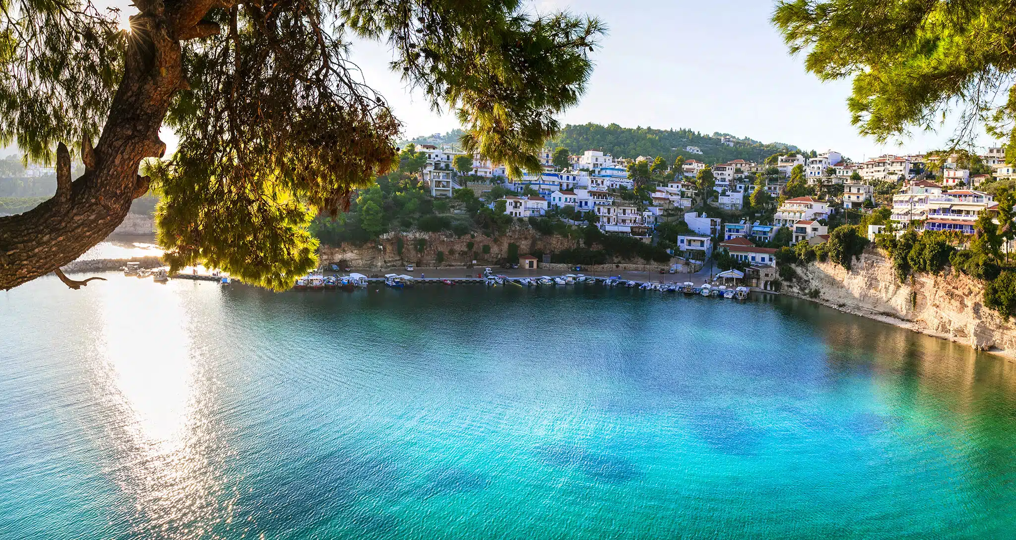 Alonissos vue le port de pêcheur pittoresque de Votsi
