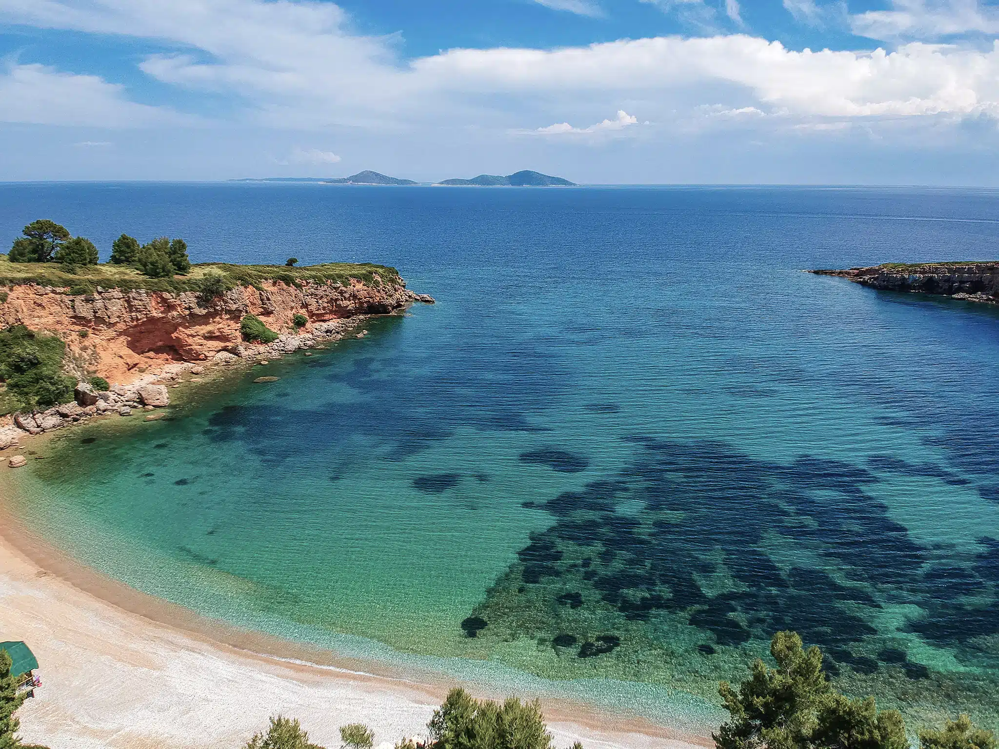 Vue sur la plage de Kokkinokastro dans l'île d'Alonnisos