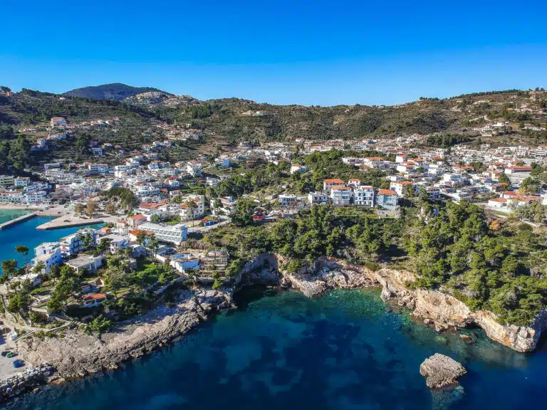 Vue aérienne de la ville de Patitiri sur l'île d'Alonnisos, Grèce