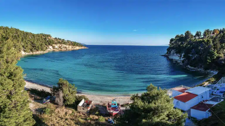 Vue panoramique sur la plage de Chrysi Milia beach à Alonnisos