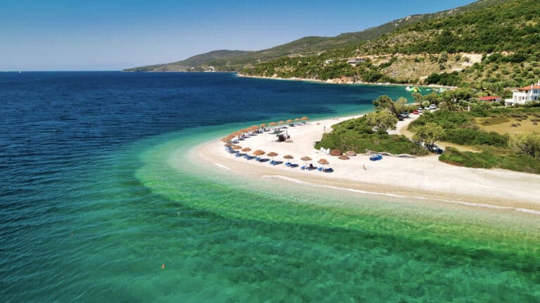 Vue aérienne de la plage d'Agios Dimitrios à Alonissos, Grèce.