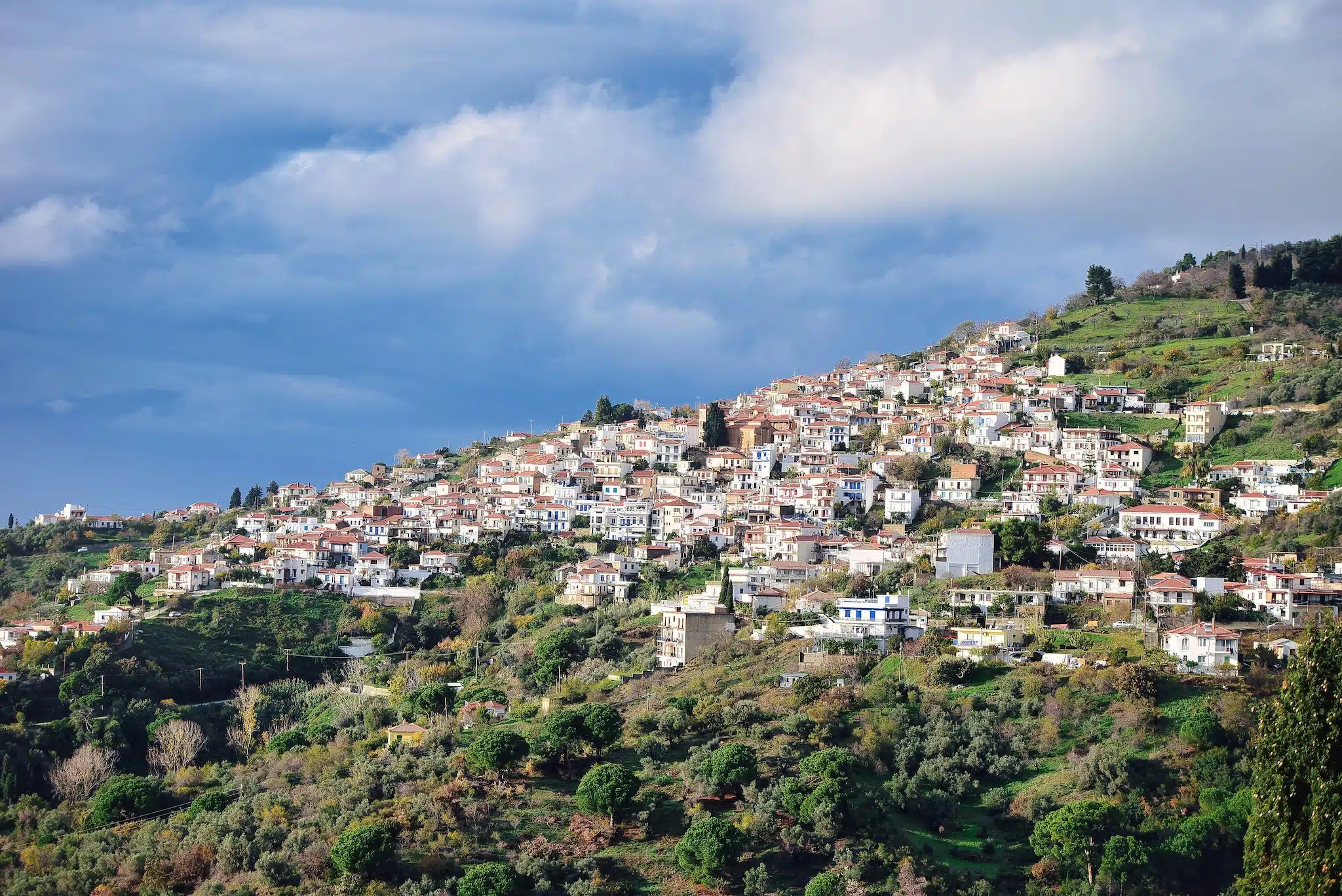 Skopelos, vue sur le village de Glossa au nord de l'île