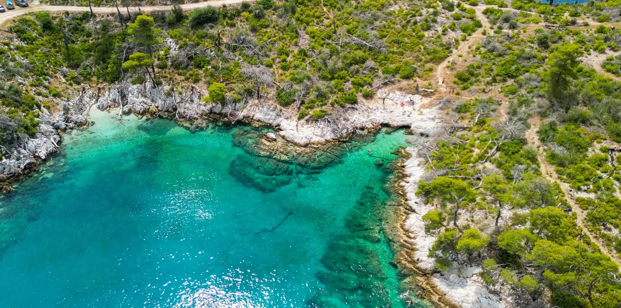 Skopelos - Vue aérienne de la plage près du cap Cape Amarandos