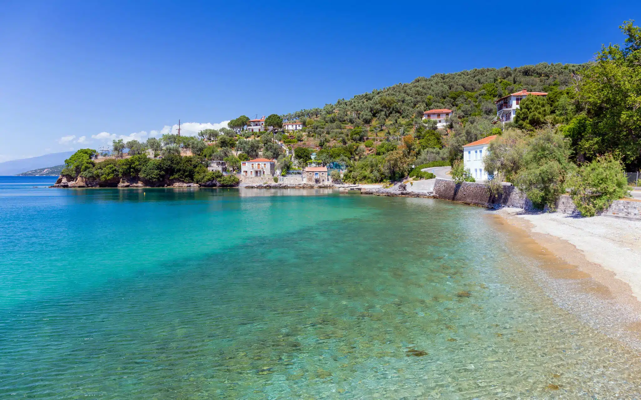 Thessalie, le mont Pelion en Magnesie: plage dans le village de Milina