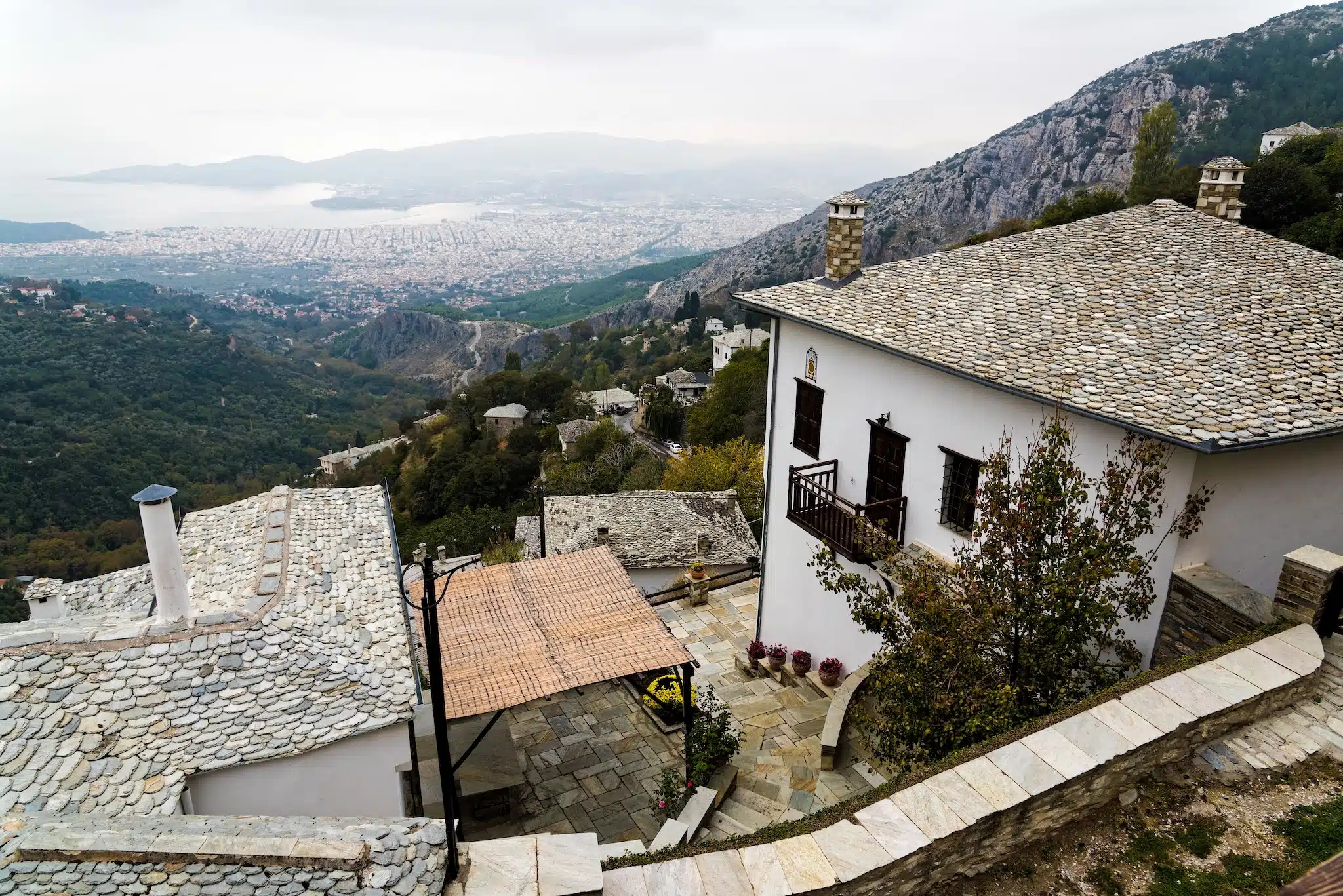 Thessalie: Vue sur le village de montagne de Makrinitsa dans la municipalité de Volos avec des maisons traditionnelles