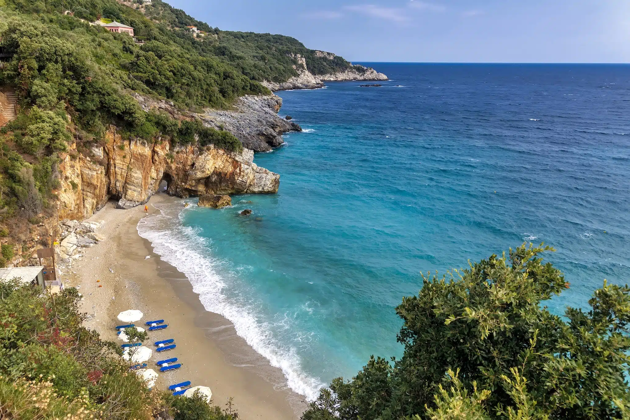 La plage de Mylopotamos sur le mont Pelion en Greece