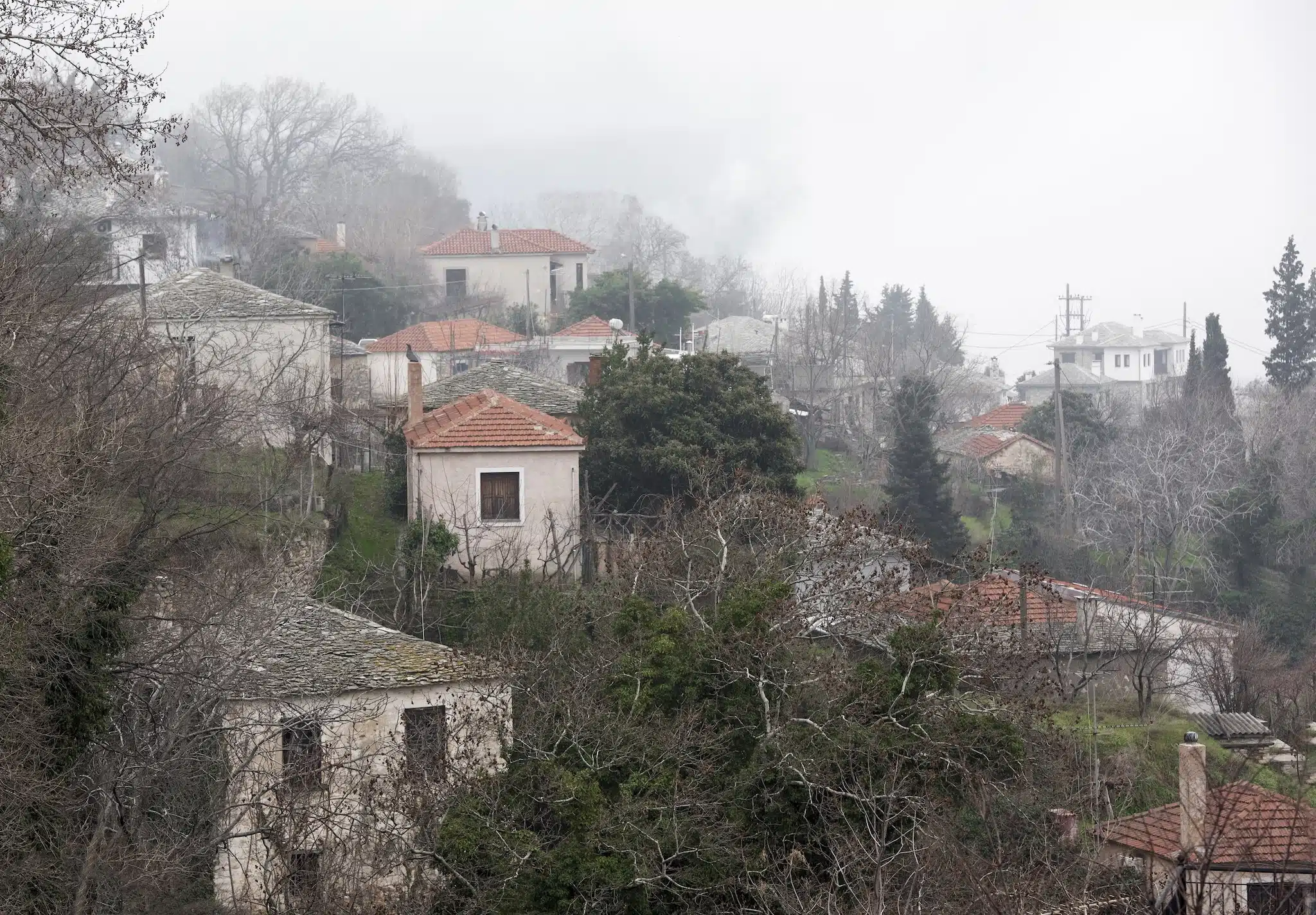 Pelion - village architecture traditionnelle dans le brouillard