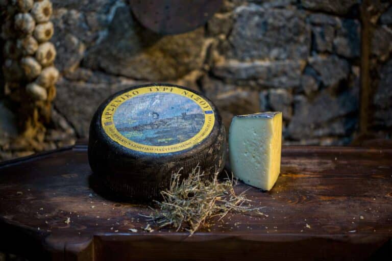 L'Arsenikó de Naxos, en grec moderne : Αρσενικό Νάξου, également appelé Kefalotýri de Naxos, est un fromage fabriqué dans l'île grecque de Naxos