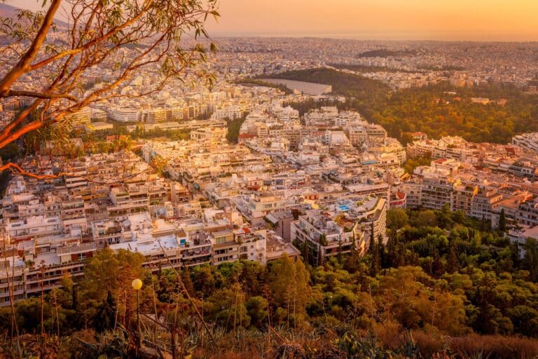 Athènes en automne. Sur sur les toits de la ville depuis une colline au soleil couchant