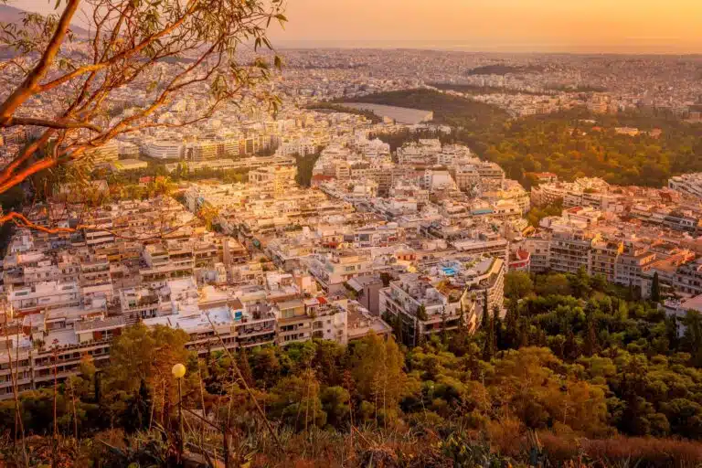 Athènes en automne. Sur sur les toits de la ville depuis une colline au soleil couchant
