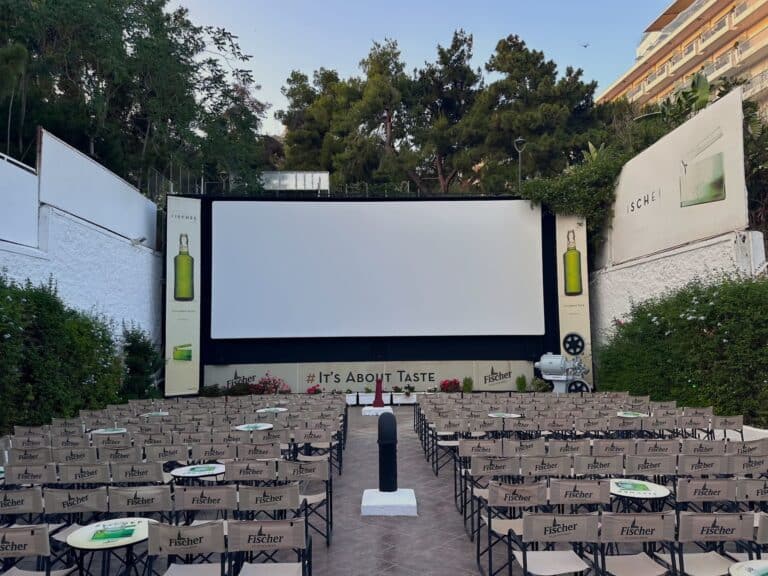 Athenes, le ciné Dexameni dans le quartier de Kolonaki en début de soirée