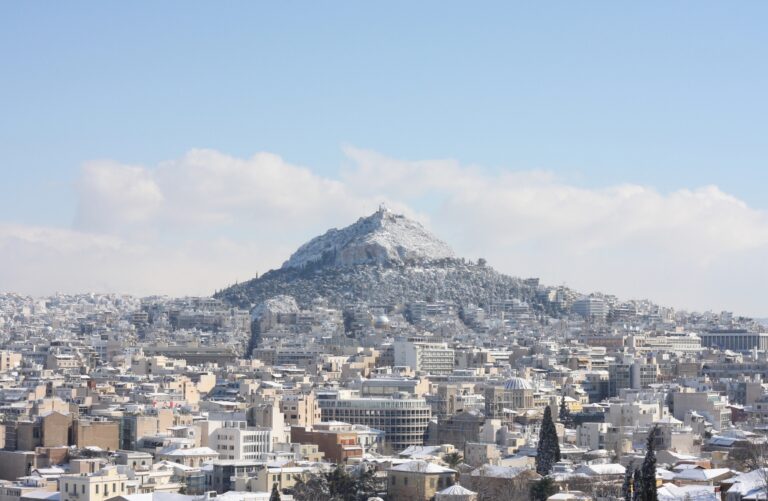 Athène en hiver avec le mont lycabette recouvert de neige