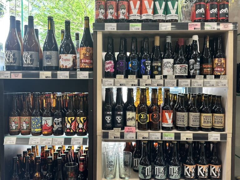 Rayons présentant une sélection de bières artisanales grecques en bouteille