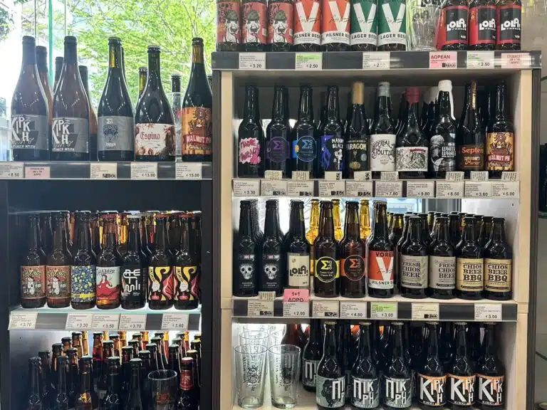 Rayons présentant une sélection de bières artisanales grecques en bouteille