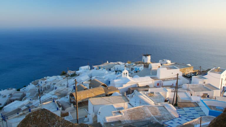 Anafi dans les Cyclades, vue de la chora, le vieux village tout blanc