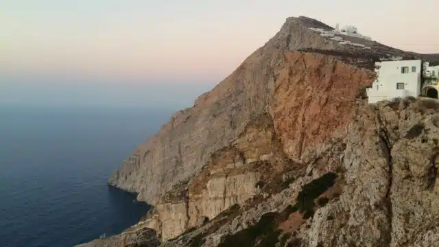 Folegandros, Cyclades, Grèce - Vue sur l’église de la Panagia depuis le Kastro