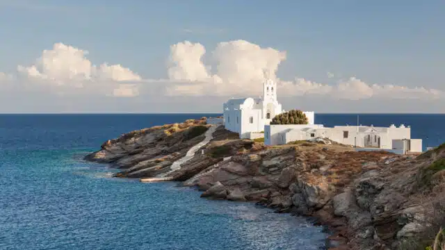 Sifnos, Cyclades, Grèce: l'église de Chryssopigi
