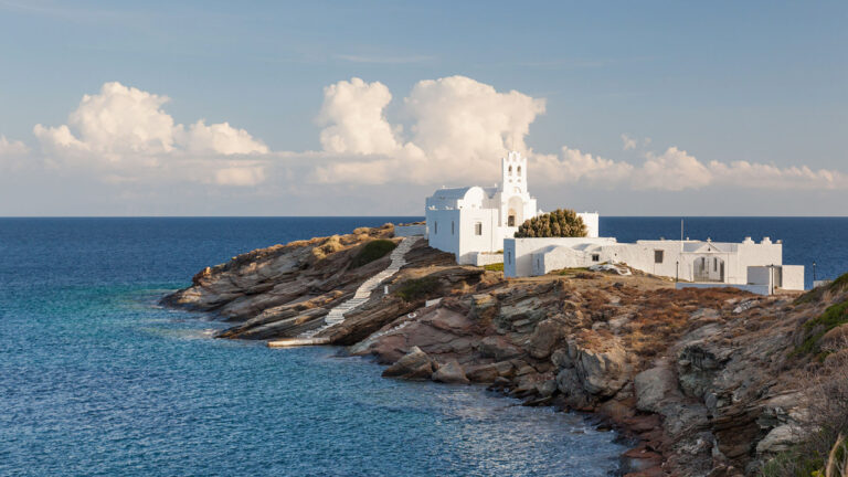 Sifnos, Cyclades, Grèce: l'église de Chryssopigi