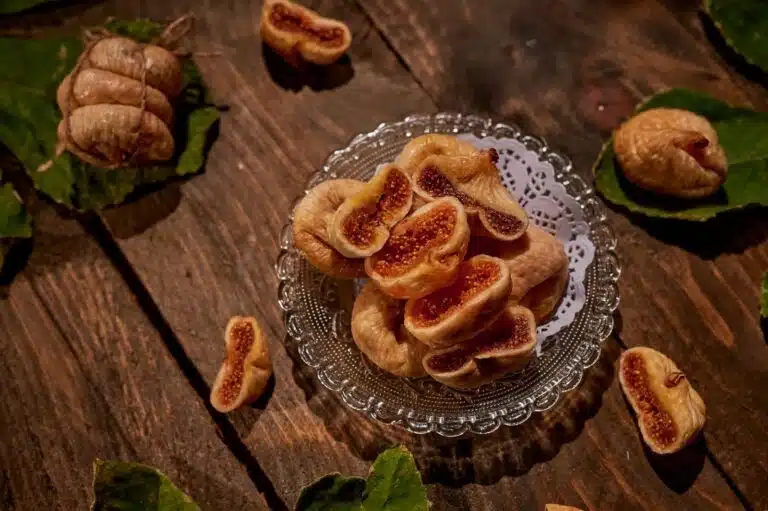 Figues séchées de la Coopérative Agricole Taxiarchis d'Eubée. Figues séchées à la chair jaune pâle, riche et au goût agréablement sucré