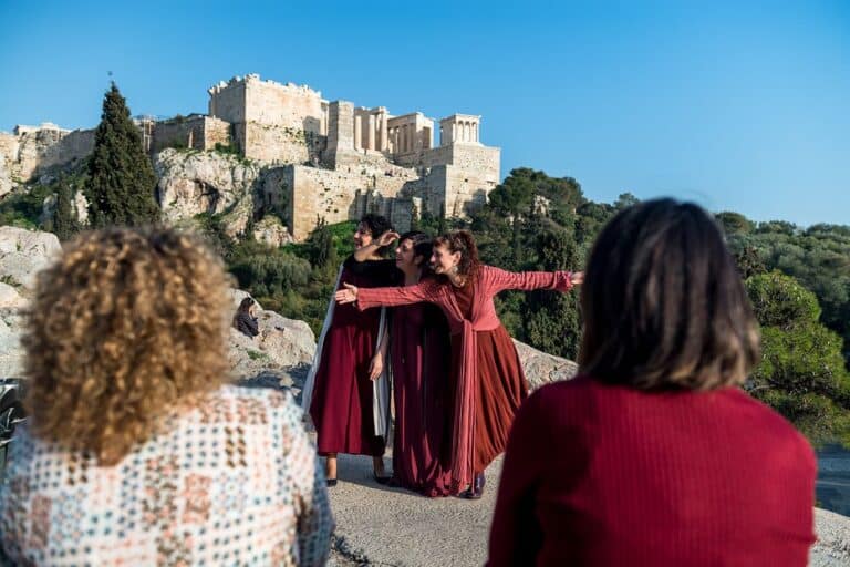 Les plus grands mythes anciens prennent vie rien que pour vous dans un spectacle vivant dans les rues d’Athènes !