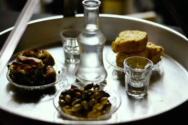 Raki ou Ttsikoudia de Crète avec Mezze