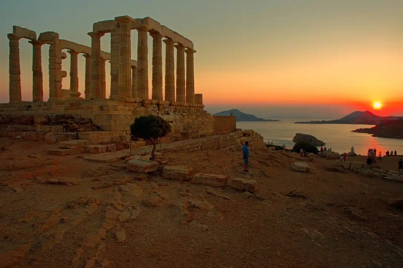 Coucher de soleil sur le temple de Poséidon au cap Sounion -