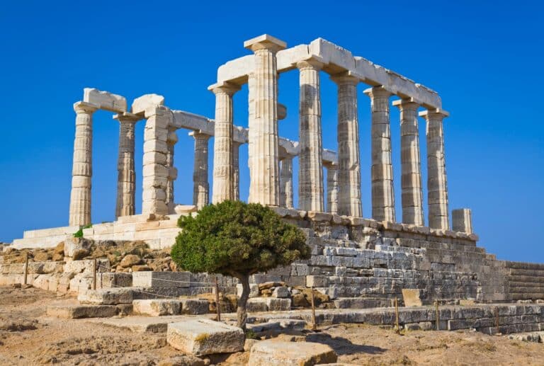 Le temple de Posidon au Cap Sounion et l'olivier emblématique