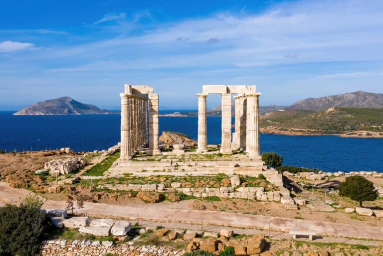 Vue large sur le temple de Posidon au Cap Sounion