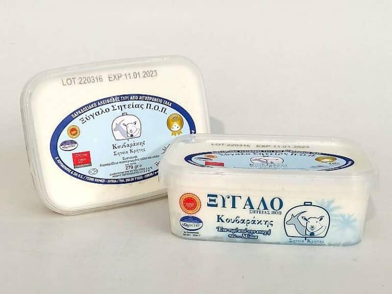 Le Xygalo Siteias est un fromage blanc à la texture crémeuse à granuleuse. Son goût est acidulé et frais. Il est légèrement salé grâce au sel ajouté au lait avant l'acidification, ce qui lui confère une saveur plus douce.