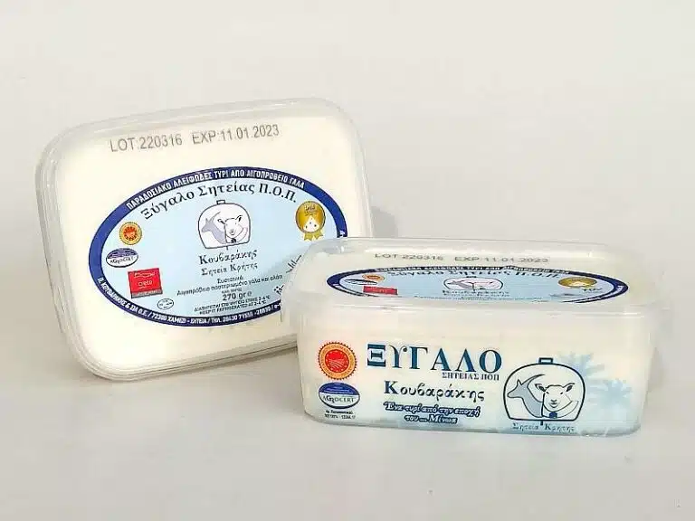 Le Xygalo Siteias est un fromage blanc à la texture crémeuse à granuleuse. Son goût est acidulé et frais. Il est légèrement salé grâce au sel ajouté au lait avant l'acidification, ce qui lui confère une saveur plus douce.